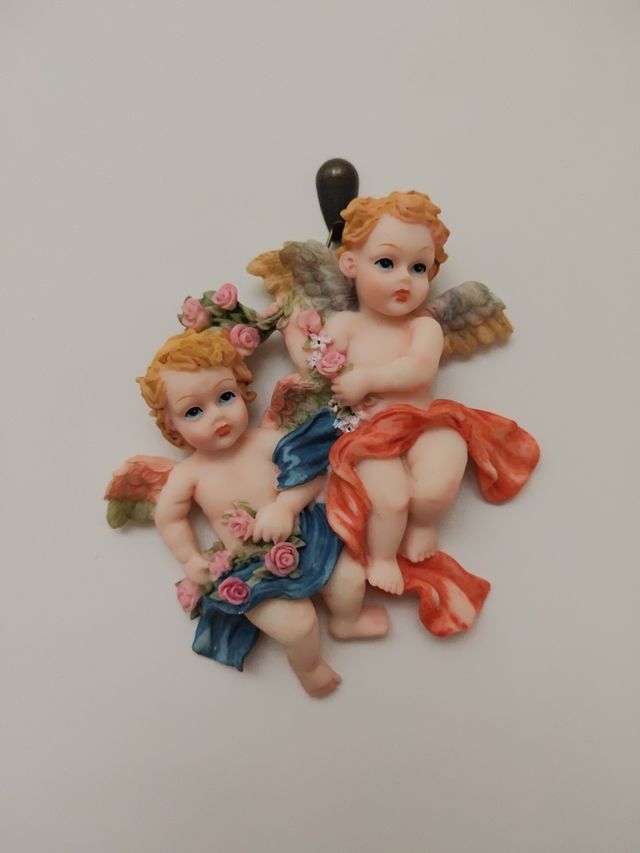 Coppia di angioletti e acquasantiera.