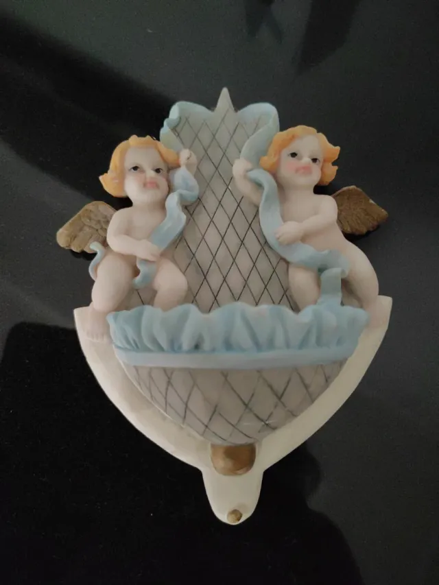 Coppia di angioletti e acquasantiera.