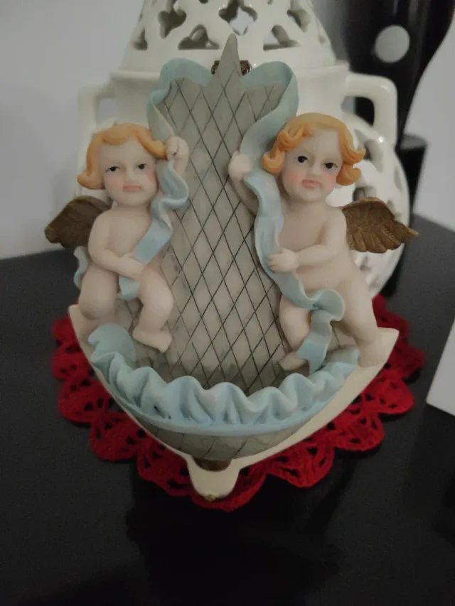 Coppia di angioletti e acquasantiera.