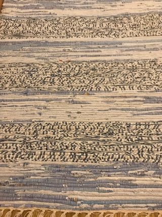 Alfombra en azul jaspeada con flecos