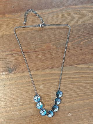 COLLAR DE BISUTERÍA CON ABALORIOS DE COLORES FRIOS