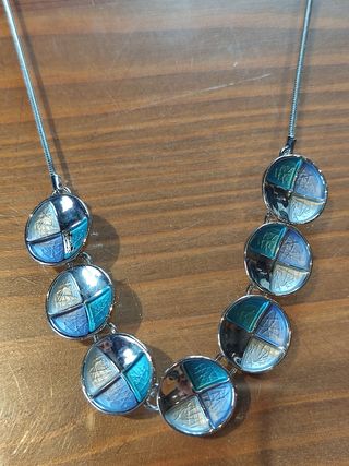 COLLAR DE BISUTERÍA CON ABALORIOS DE COLORES FRIOS