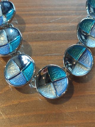COLLAR DE BISUTERÍA CON ABALORIOS DE COLORES FRIOS