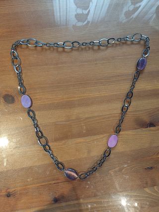 COLLAR DE BISUTERÍA CON PIEDRAS MORADAS