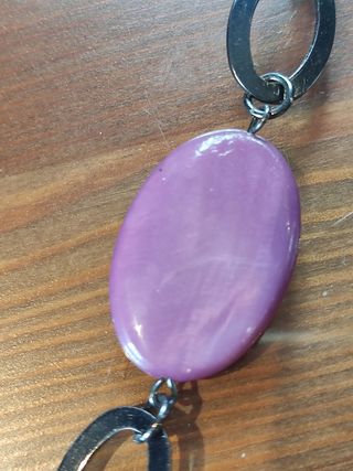 COLLAR DE BISUTERÍA CON PIEDRAS MORADAS