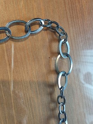 COLLAR DE BISUTERÍA CON PIEDRAS MORADAS