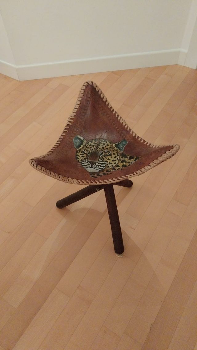 Sgabello legno cuoio disegno a mano ken