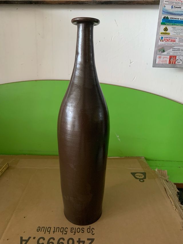 bottiglia in grees porcellanato , artista francese