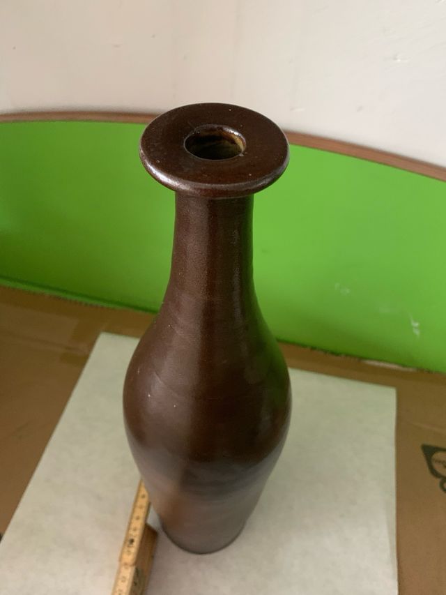 bottiglia in grees porcellanato , artista francese