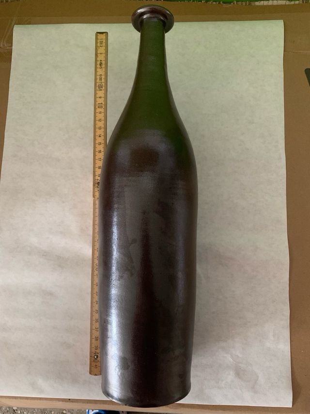 bottiglia in grees porcellanato , artista francese