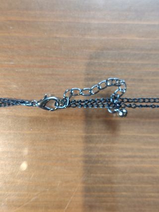 COLLAR CON CADENA NEGRA Y ABALORIOS 