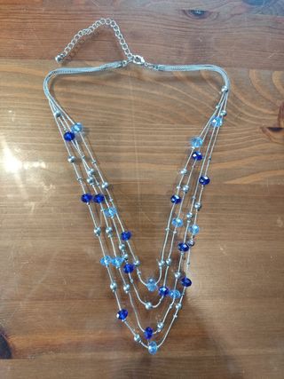 COLLAR DE BISUTERÍA CON PIEDRAS AZULES 