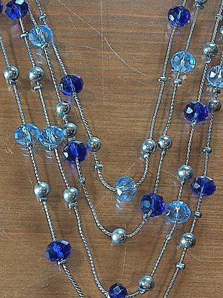 COLLAR DE BISUTERÍA CON PIEDRAS AZULES 