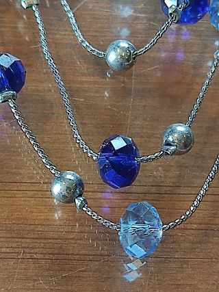 COLLAR DE BISUTERÍA CON PIEDRAS AZULES 