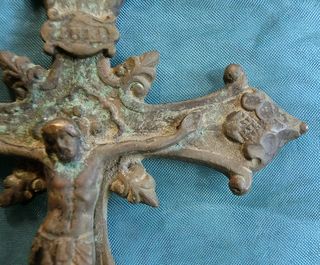 ANTIGUO CRUCIFIJO ALTAR CRISTO CALAVERA BRONCE
