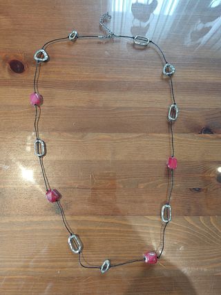 COLLAR DE BISUTERÍA CON PIEDRAS ROJAS