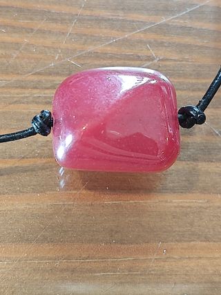 COLLAR DE BISUTERÍA CON PIEDRAS ROJAS