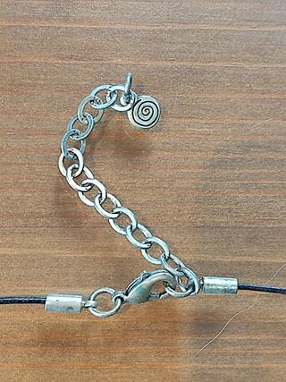 COLLAR DE BISUTERÍA CON PIEDRAS ROJAS