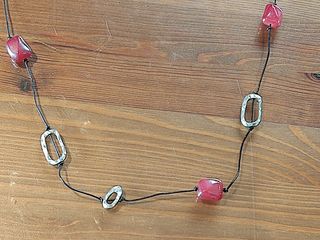 COLLAR DE BISUTERÍA CON PIEDRAS ROJAS