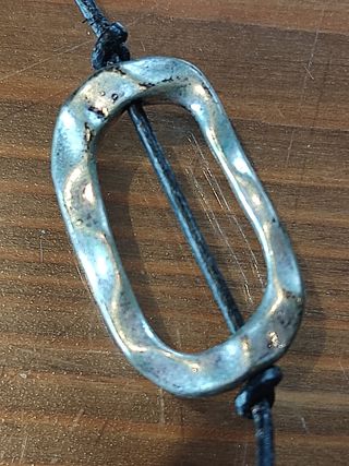 COLLAR DE BISUTERÍA CON PIEDRAS ROJAS