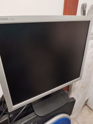 Pantallas ordenador y una tele pequeña 