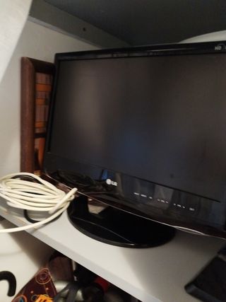 Pantallas ordenador y una tele pequeña 