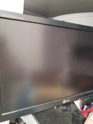 Pantallas ordenador y una tele pequeña 