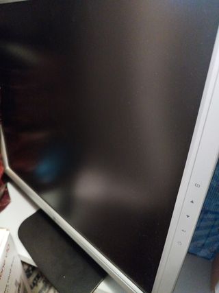 Pantallas ordenador y una tele pequeña 