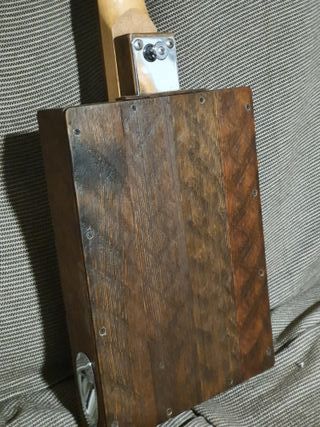 Cigar Box guitar Loluthier SRV 2020 de 6 cuerdas