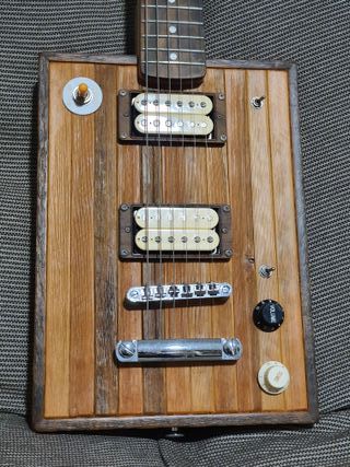 Cigar Box guitar Loluthier SRV 2020 de 6 cuerdas