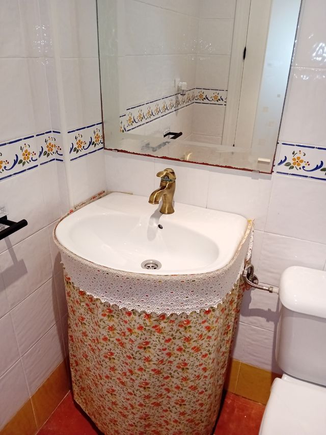 Lavabo y espejo.