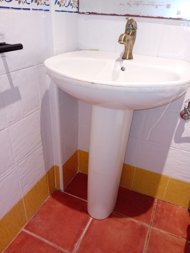 Lavabo y espejo.