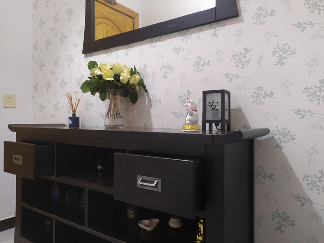 Mobili da ingresso orientali e specchio