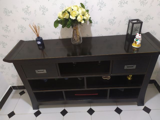 Mobili da ingresso orientali e specchio