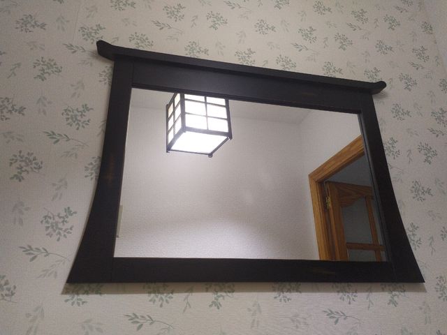 Mobili da ingresso orientali e specchio