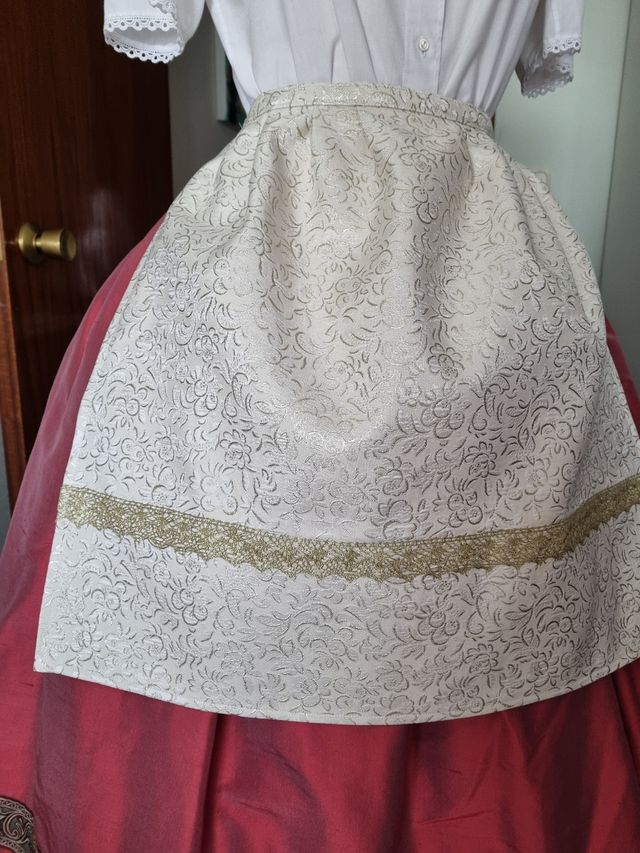 Delantal indumentària tradicional