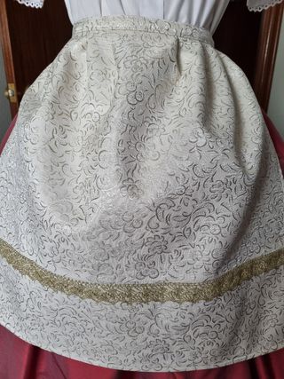 Delantal indumentària tradicional