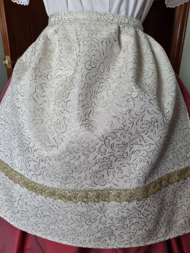 Delantal indumentària tradicional