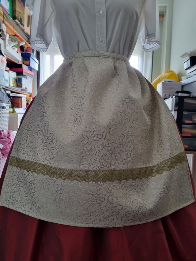 Delantal indumentària tradicional