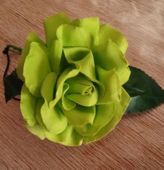 Flor de tela verde para el pelo