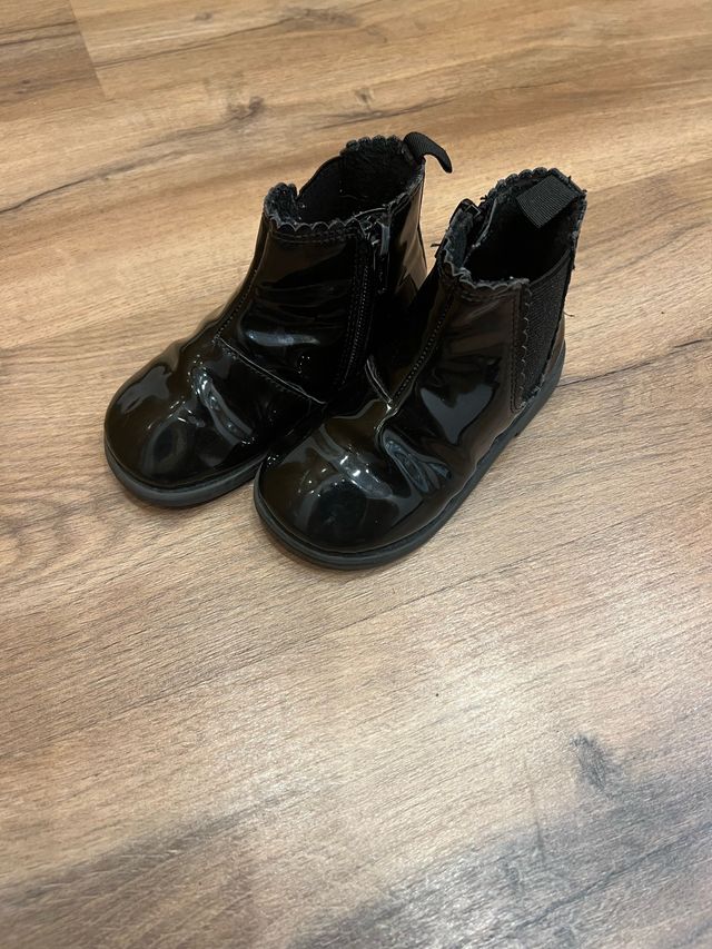 Bota negra charol niña