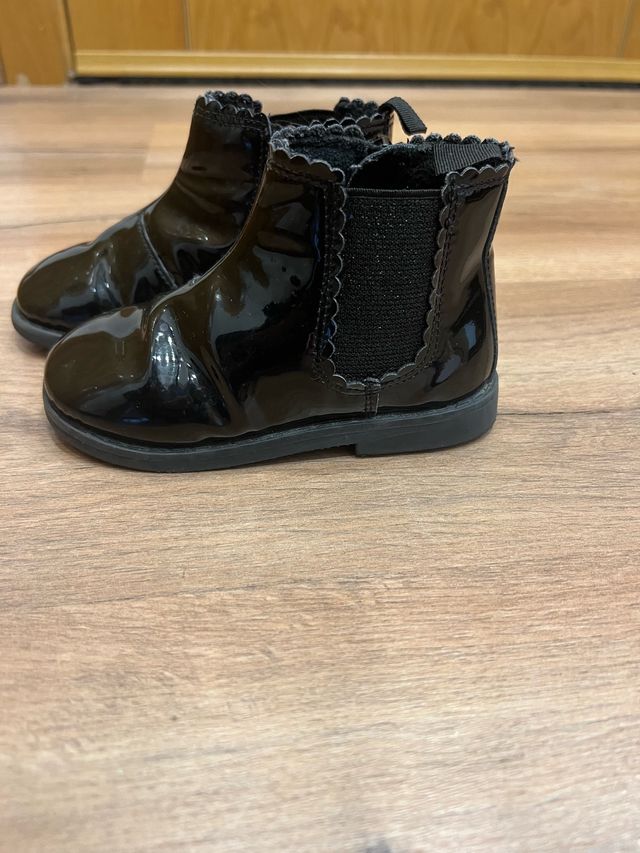 Bota negra charol niña