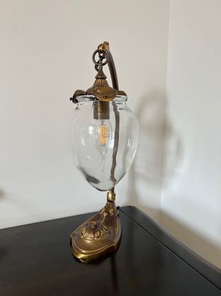 Lámpara de mesa dorada