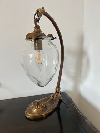 Lámpara de mesa dorada