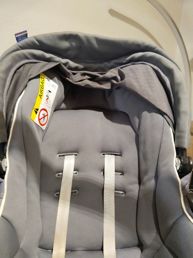 Maxicosi Chicco gris para coche y carro