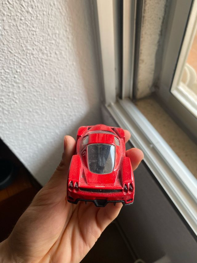 Coche Ferrari en miniatura - Escala 1:43