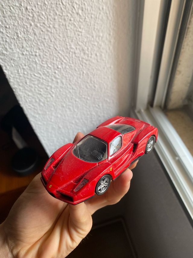 Coche Ferrari en miniatura - Escala 1:43