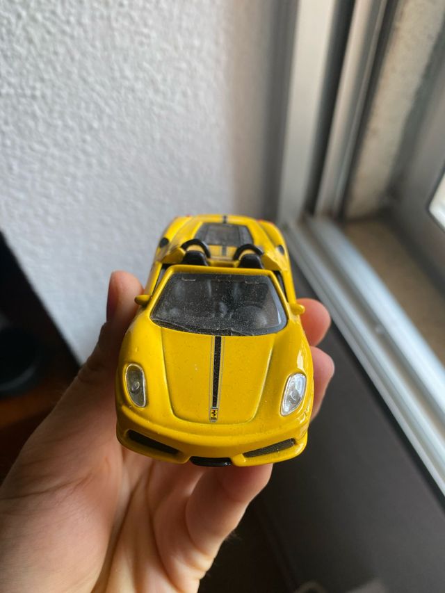 Coche Ferrari en miniatura - Escala 1:43