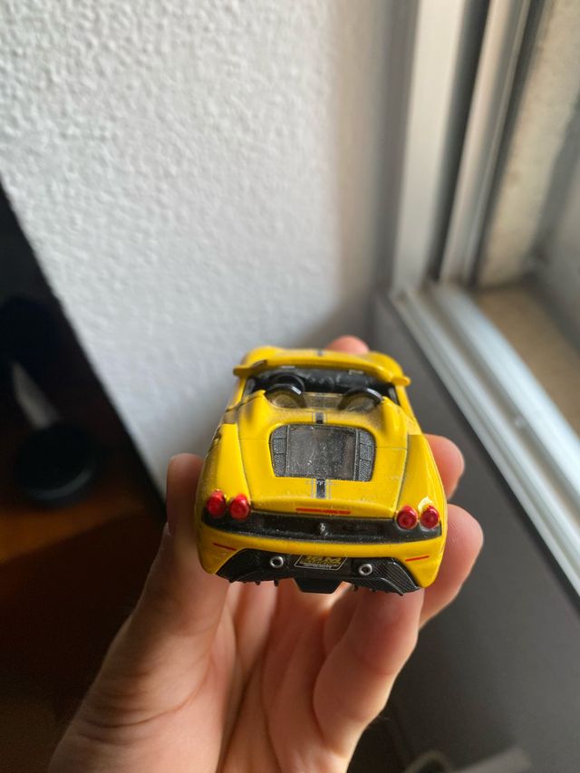 Coche Ferrari en miniatura - Escala 1:43