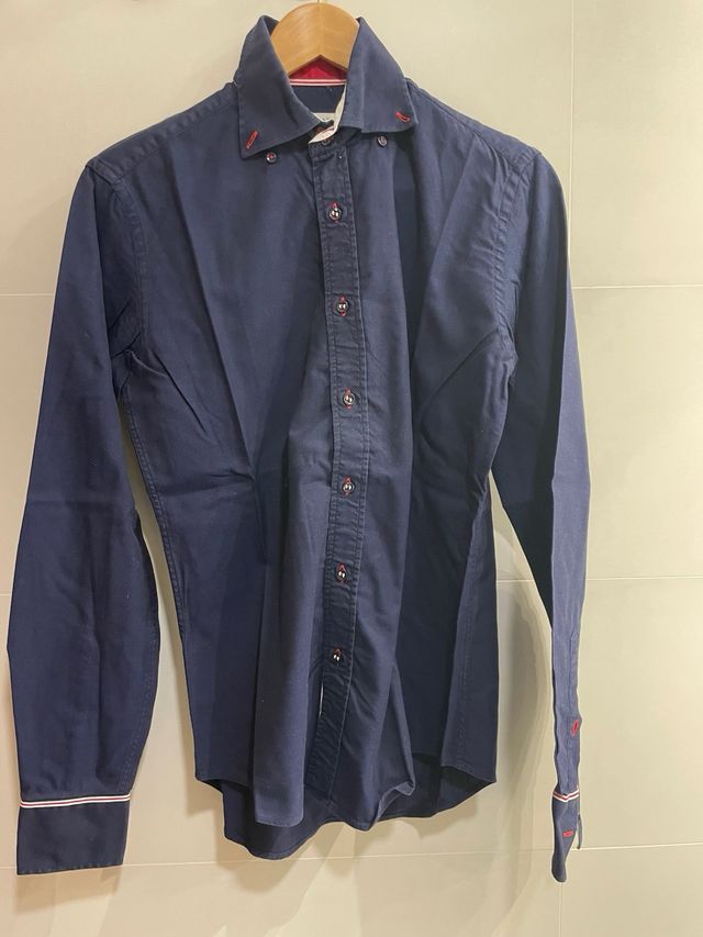 Camisa azul marino de Zara